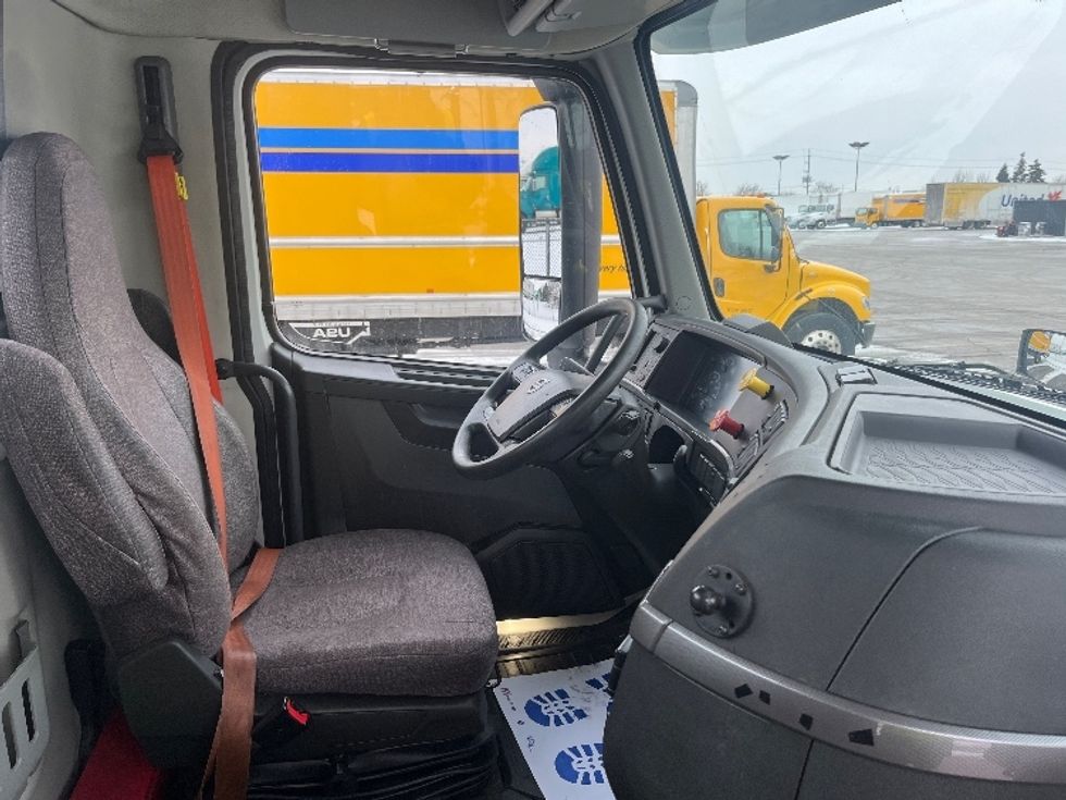 Day Cab Tractor-Heavy Duty Tractors-Volvo-2020-VNR64300-Mississauga-ON-674,870\n\t\tkm-$ 56,750 - Image 14