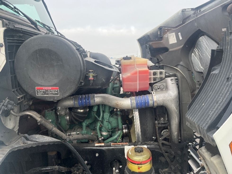 Day Cab Tractor-Heavy Duty Tractors-Volvo-2020-VNR64300-Mississauga-ON-674,870\n\t\tkm-$ 56,750 - Image 15