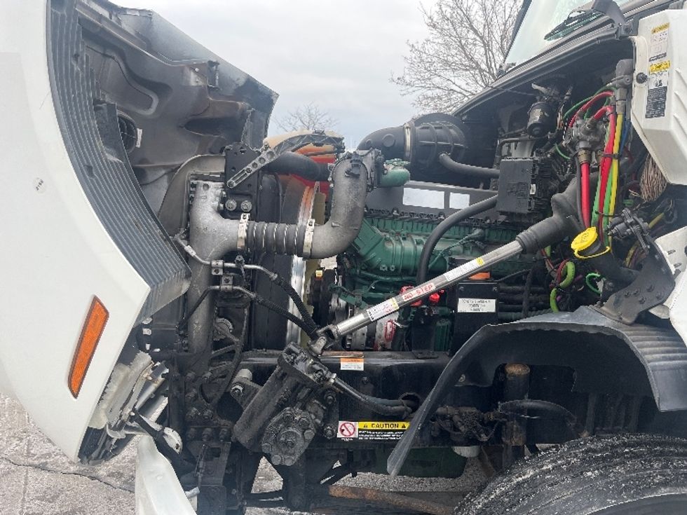 Day Cab Tractor-Heavy Duty Tractors-Volvo-2020-VNR64300-Mississauga-ON-674,870\n\t\tkm-$ 56,750 - Image 16