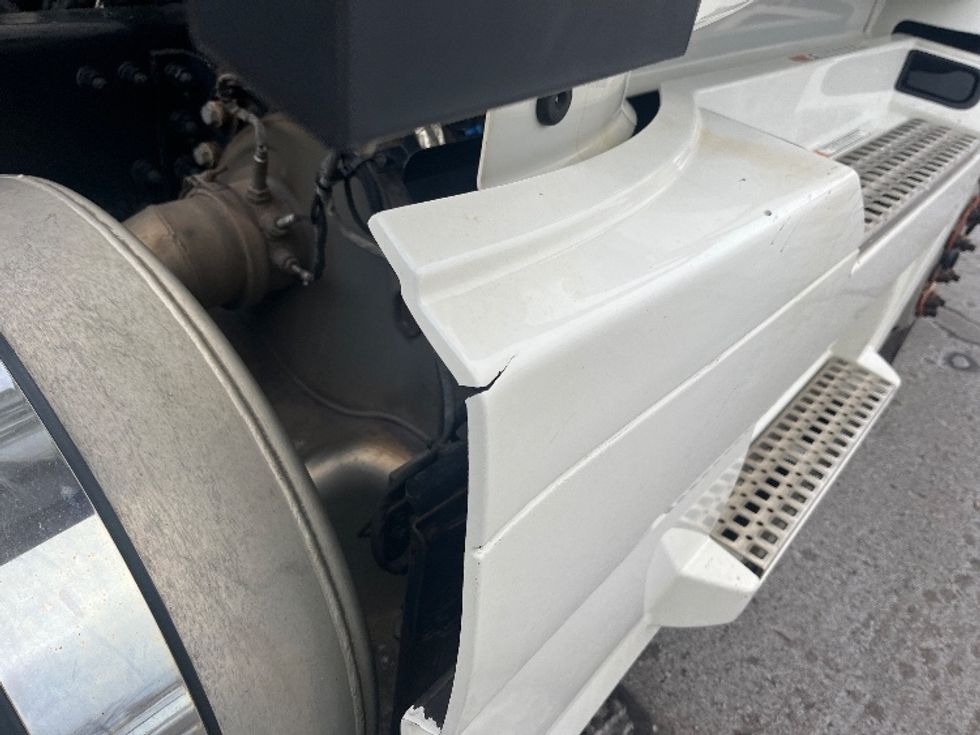 Day Cab Tractor-Heavy Duty Tractors-Volvo-2020-VNR64300-Mississauga-ON-674,870\n\t\tkm-$ 56,750 - Image 18