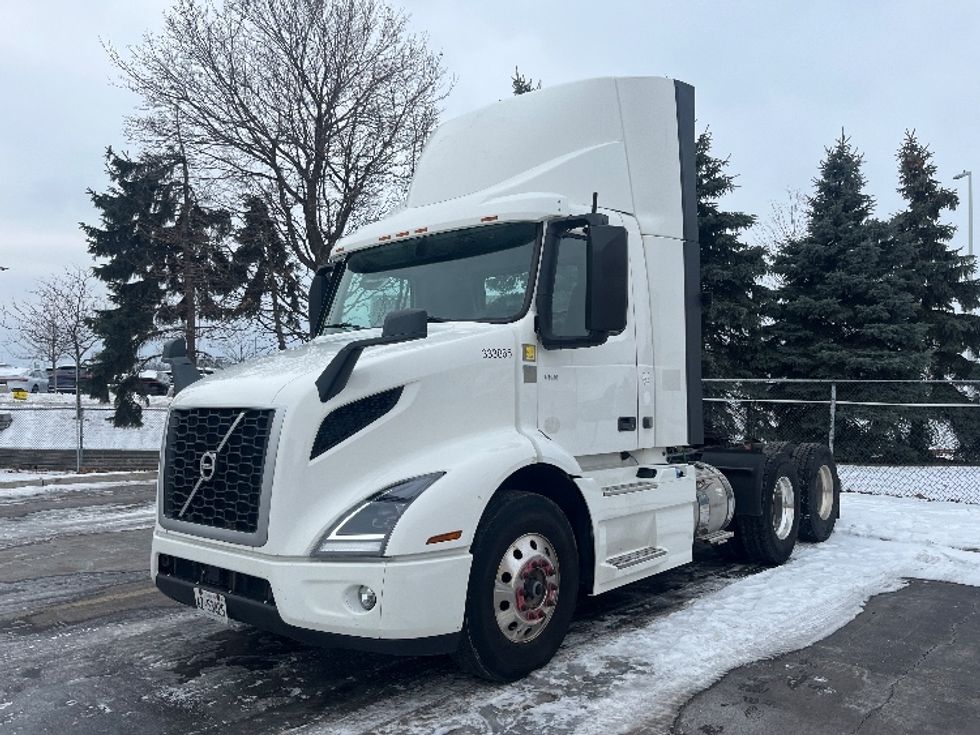 Day Cab Tractor-Heavy Duty Tractors-Volvo-2020-VNR64300-Mississauga-ON-674,870\n\t\tkm-$ 56,750 - Image 3