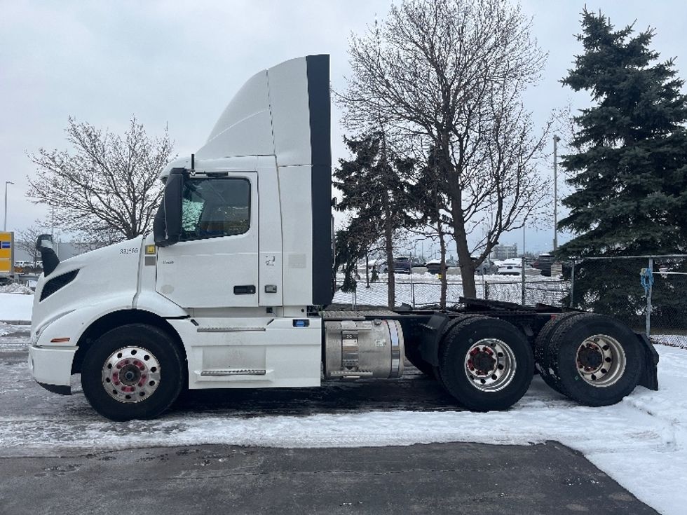 Day Cab Tractor-Heavy Duty Tractors-Volvo-2020-VNR64300-Mississauga-ON-674,870\n\t\tkm-$ 56,750 - Image 4