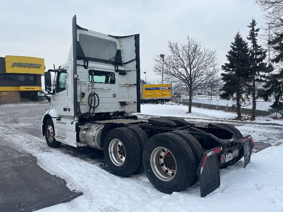 Day Cab Tractor-Heavy Duty Tractors-Volvo-2020-VNR64300-Mississauga-ON-674,870\n\t\tkm-$ 56,750 - Image 5