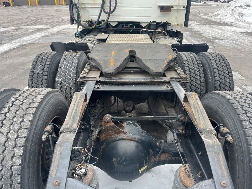 Day Cab Tractor-Heavy Duty Tractors-Volvo-2020-VNR64300-Mississauga-ON-674,870\n\t\tkm-$ 56,750 - Image 6