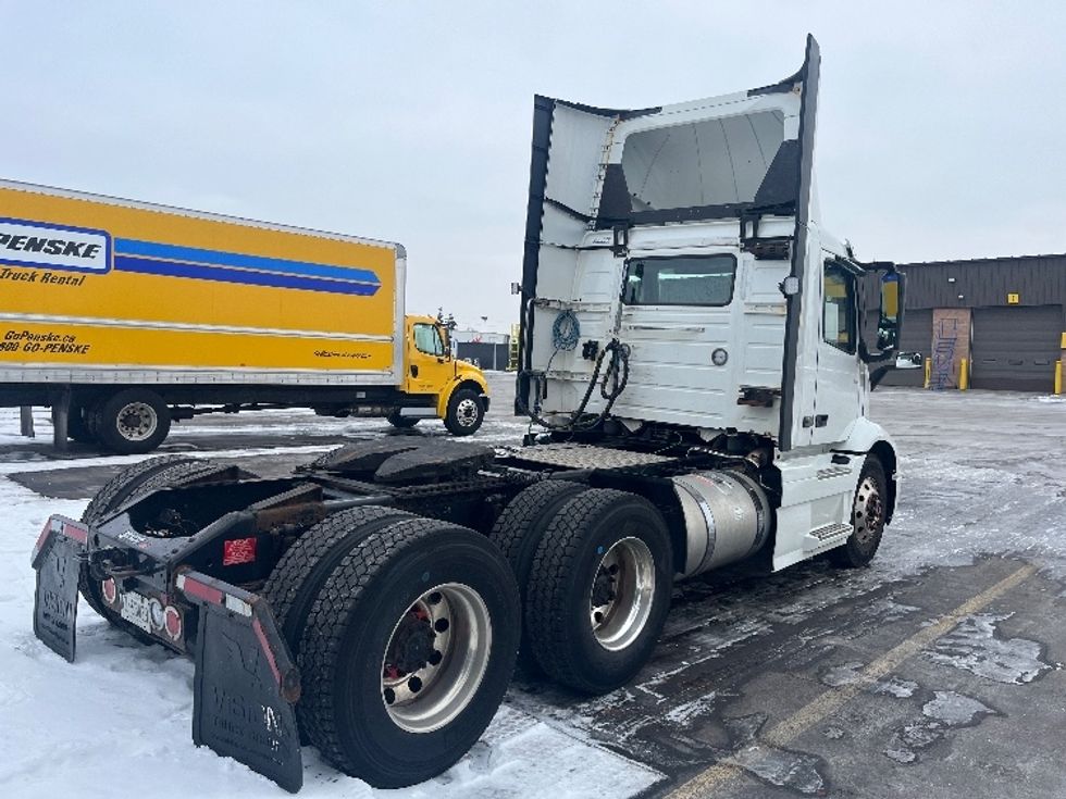 Day Cab Tractor-Heavy Duty Tractors-Volvo-2020-VNR64300-Mississauga-ON-674,870\n\t\tkm-$ 56,750 - Image 7