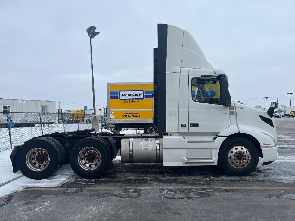 Day Cab Tractor-Heavy Duty Tractors-Volvo-2020-VNR64300-Mississauga-ON-674,870\n\t\tkm-$ 56,750 - Image 8