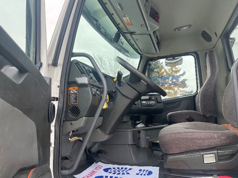 Day Cab Tractor-Heavy Duty Tractors-Volvo-2020-VNR64300-Mississauga-ON-674,870\n\t\tkm-$ 56,750 - Image 9