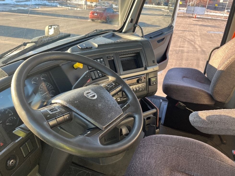 Day Cab Tractor-Heavy Duty Tractors-Volvo-2020-VNR64300-Mississauga-ON-675,000\n\t\tkm-$ 56,750 - Image 10