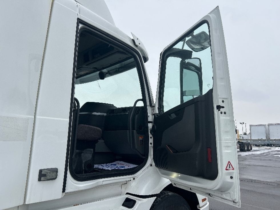 Day Cab Tractor-Heavy Duty Tractors-Volvo-2020-VNR64300-Mississauga-ON-675,000\n\t\tkm-$ 56,750 - Image 12
