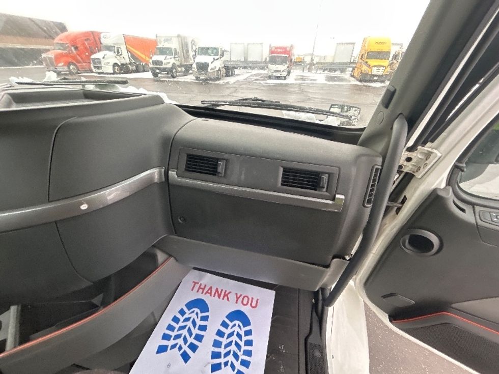 Day Cab Tractor-Heavy Duty Tractors-Volvo-2020-VNR64300-Mississauga-ON-675,000\n\t\tkm-$ 56,750 - Image 13