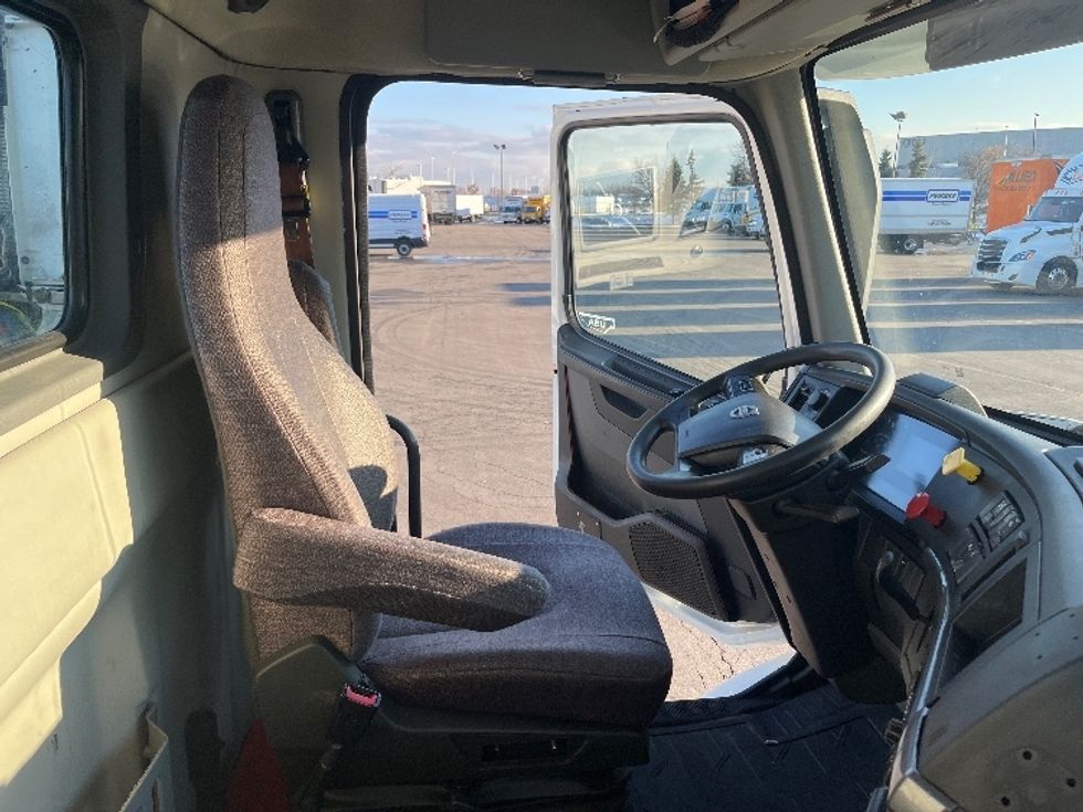 Day Cab Tractor-Heavy Duty Tractors-Volvo-2020-VNR64300-Mississauga-ON-675,000\n\t\tkm-$ 56,750 - Image 14