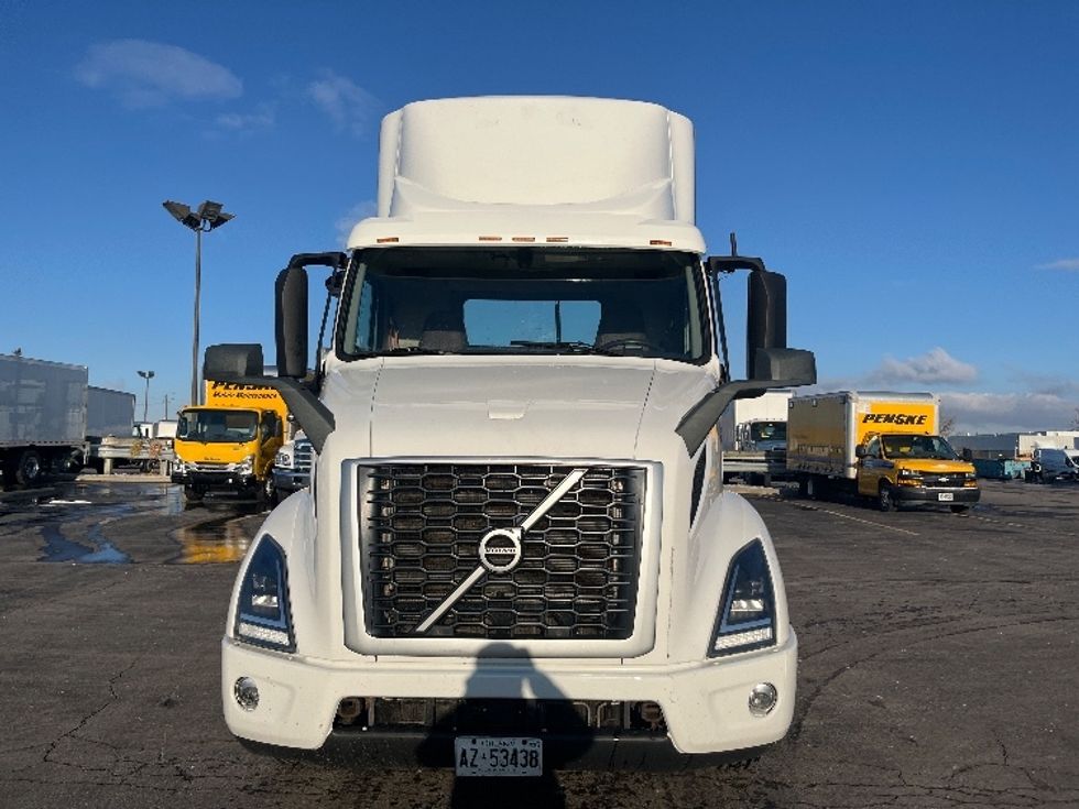 Day Cab Tractor-Heavy Duty Tractors-Volvo-2020-VNR64300-Mississauga-ON-675,000\n\t\tkm-$ 56,750 - Image 2