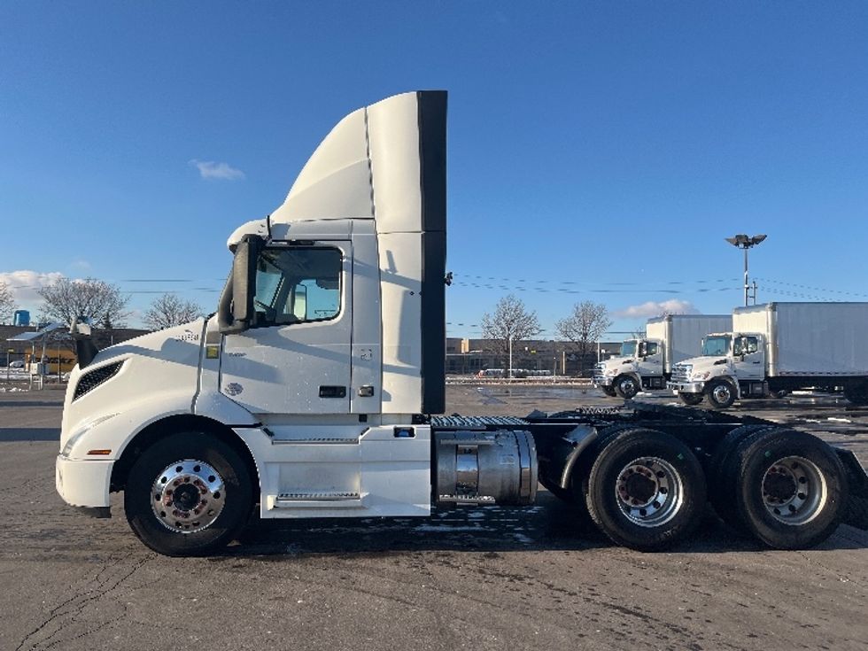 Day Cab Tractor-Heavy Duty Tractors-Volvo-2020-VNR64300-Mississauga-ON-675,000\n\t\tkm-$ 56,750 - Image 4
