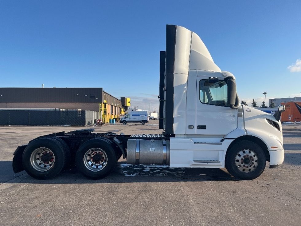 Day Cab Tractor-Heavy Duty Tractors-Volvo-2020-VNR64300-Mississauga-ON-675,000\n\t\tkm-$ 56,750 - Image 8