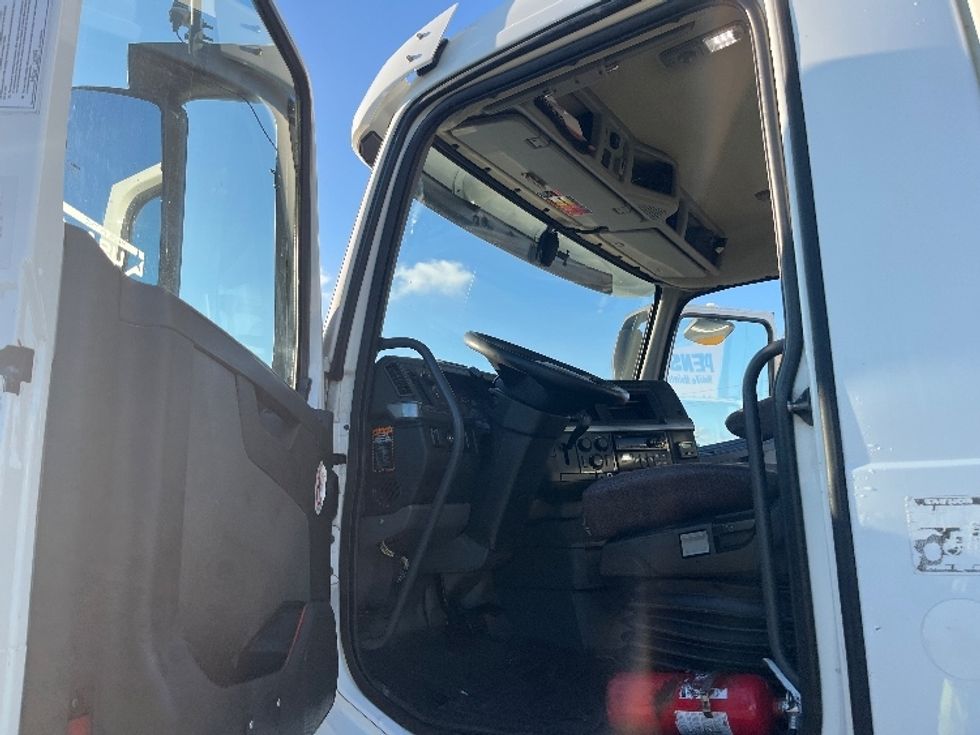 Day Cab Tractor-Heavy Duty Tractors-Volvo-2020-VNR64300-Mississauga-ON-675,000\n\t\tkm-$ 56,750 - Image 9