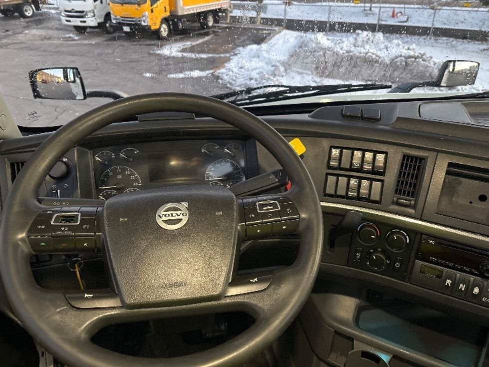 Day Cab Tractor-Heavy Duty Tractors-Volvo-2020-VNR64300-Mississauga-ON-679,880\n\t\tkm-$ 56,250 - Image 10