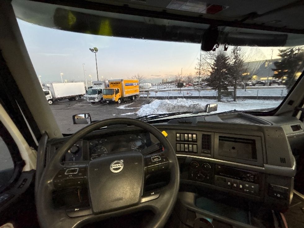 Day Cab Tractor-Heavy Duty Tractors-Volvo-2020-VNR64300-Mississauga-ON-679,880\n\t\tkm-$ 56,250 - Image 11