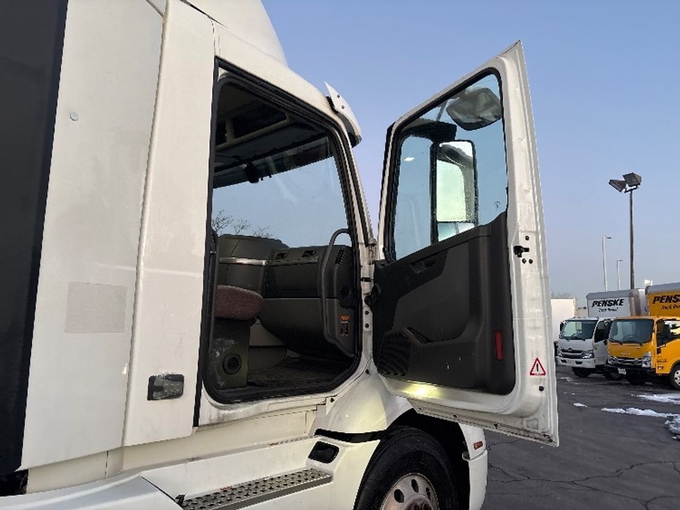 Day Cab Tractor-Heavy Duty Tractors-Volvo-2020-VNR64300-Mississauga-ON-679,880\n\t\tkm-$ 56,250 - Image 12