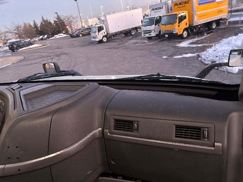 Day Cab Tractor-Heavy Duty Tractors-Volvo-2020-VNR64300-Mississauga-ON-679,880\n\t\tkm-$ 56,250 - Image 13