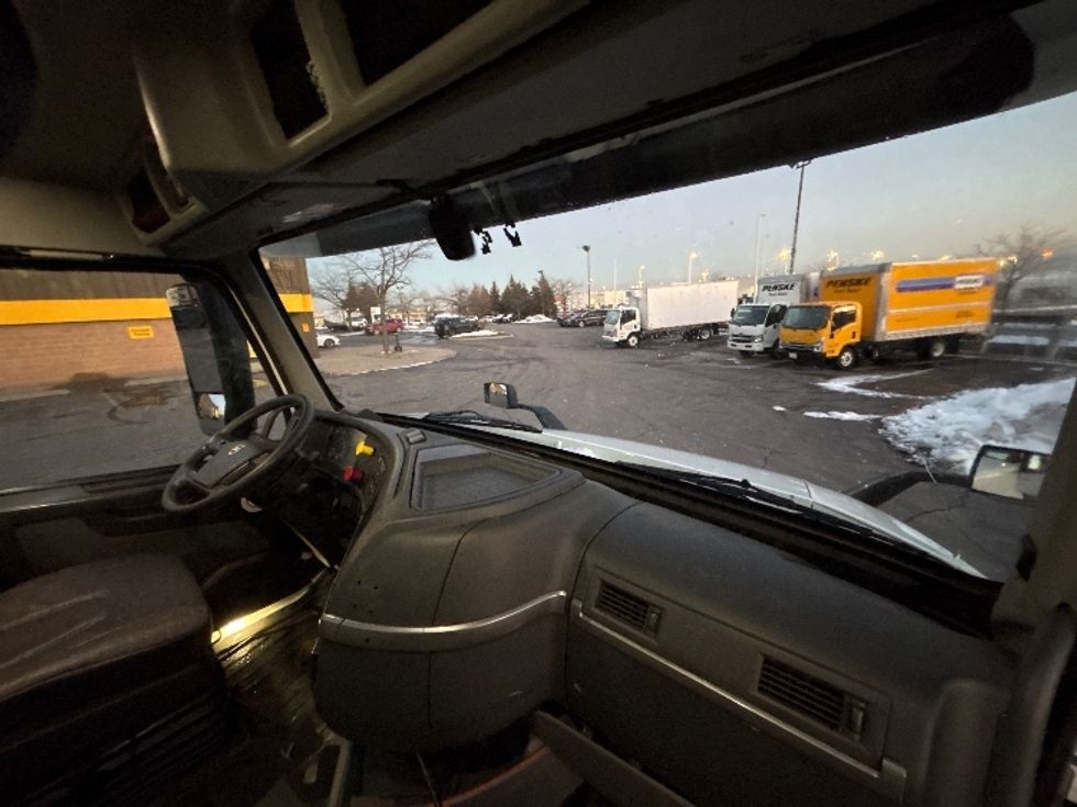 Day Cab Tractor-Heavy Duty Tractors-Volvo-2020-VNR64300-Mississauga-ON-679,880\n\t\tkm-$ 56,250 - Image 14