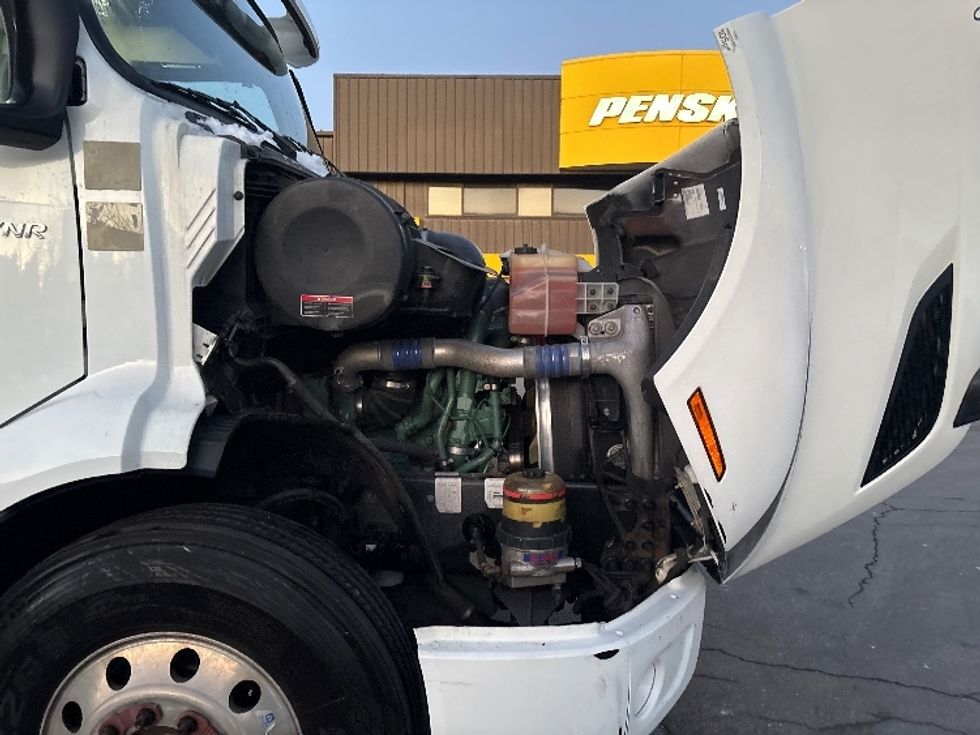 Day Cab Tractor-Heavy Duty Tractors-Volvo-2020-VNR64300-Mississauga-ON-679,880\n\t\tkm-$ 56,250 - Image 15