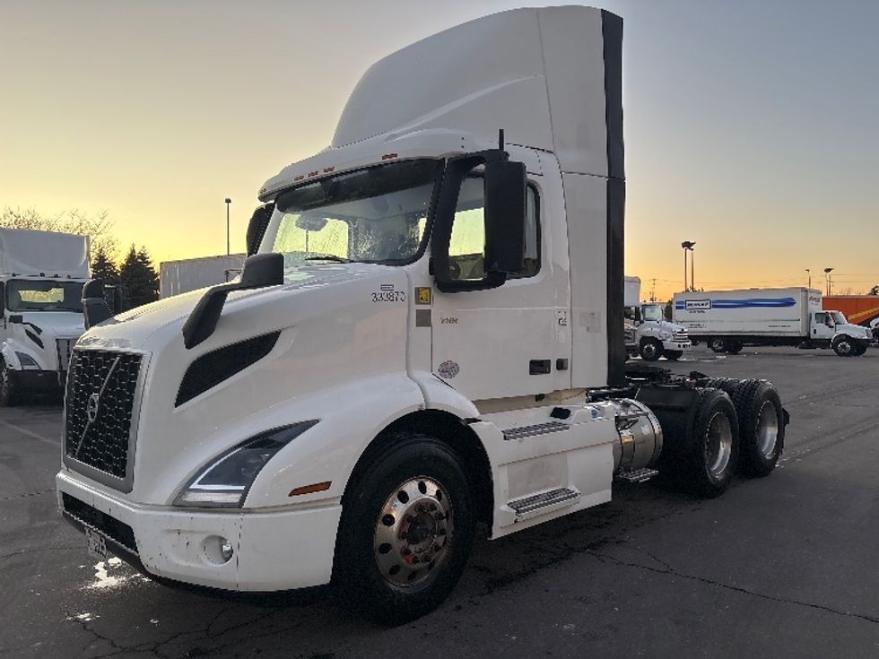 Day Cab Tractor-Heavy Duty Tractors-Volvo-2020-VNR64300-Mississauga-ON-679,880\n\t\tkm-$ 56,250 - Image 3