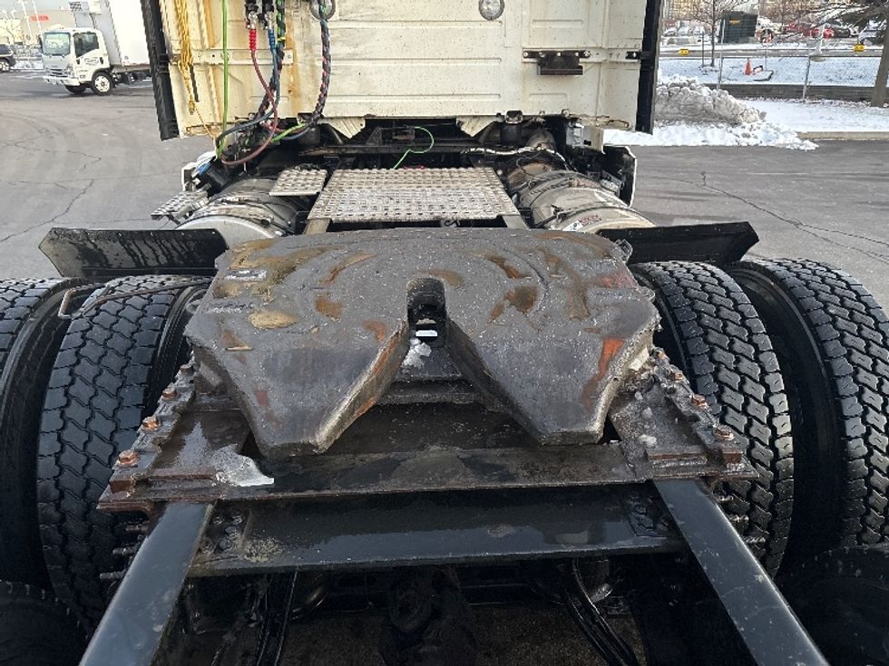 Day Cab Tractor-Heavy Duty Tractors-Volvo-2020-VNR64300-Mississauga-ON-679,880\n\t\tkm-$ 56,250 - Image 6