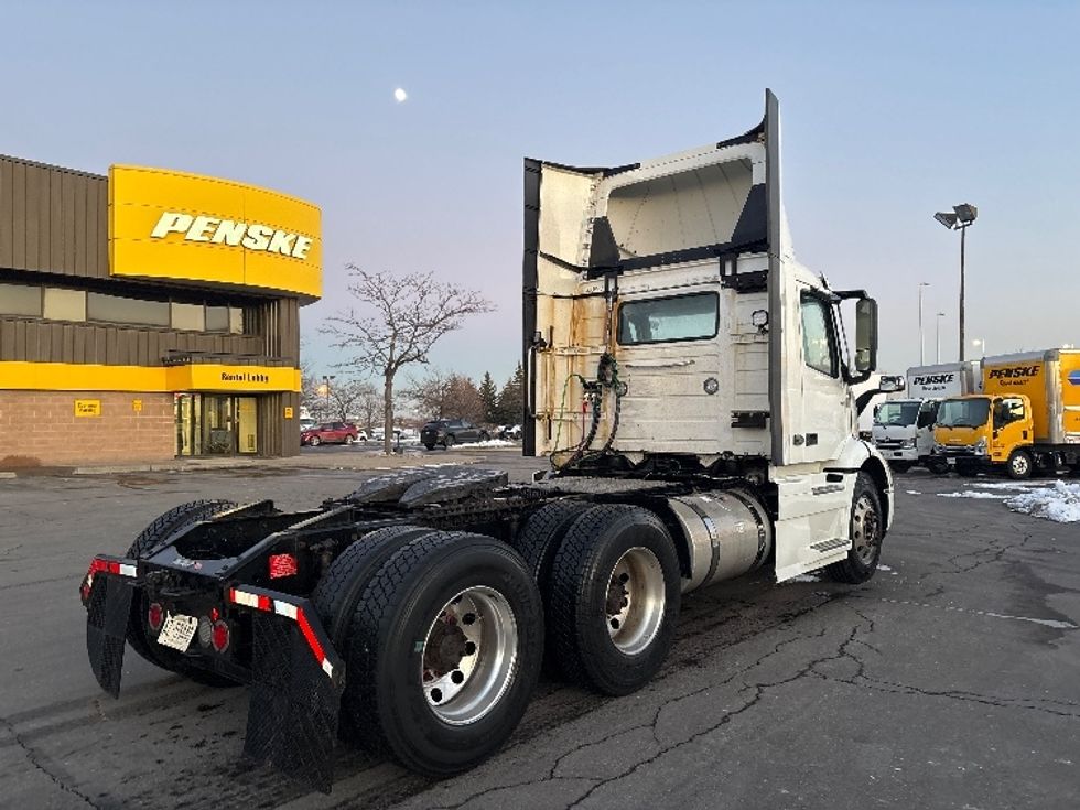 Day Cab Tractor-Heavy Duty Tractors-Volvo-2020-VNR64300-Mississauga-ON-679,880\n\t\tkm-$ 56,250 - Image 7