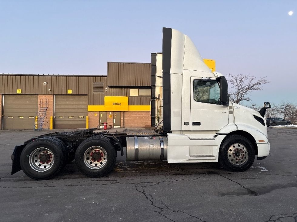 Day Cab Tractor-Heavy Duty Tractors-Volvo-2020-VNR64300-Mississauga-ON-679,880\n\t\tkm-$ 56,250 - Image 8