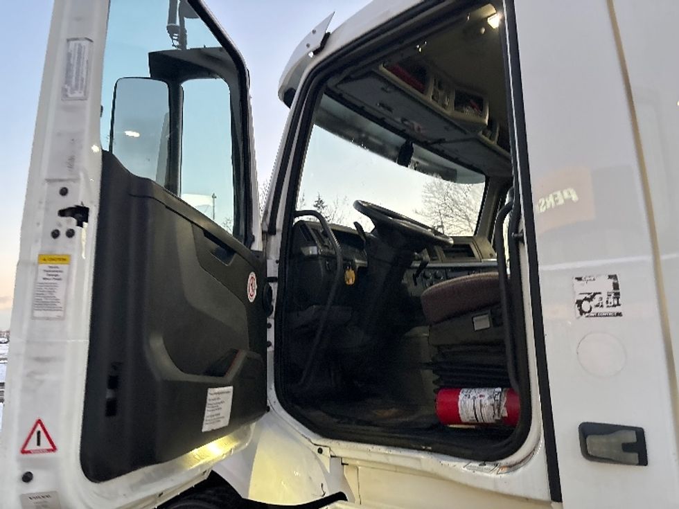 Day Cab Tractor-Heavy Duty Tractors-Volvo-2020-VNR64300-Mississauga-ON-679,880\n\t\tkm-$ 56,250 - Image 9