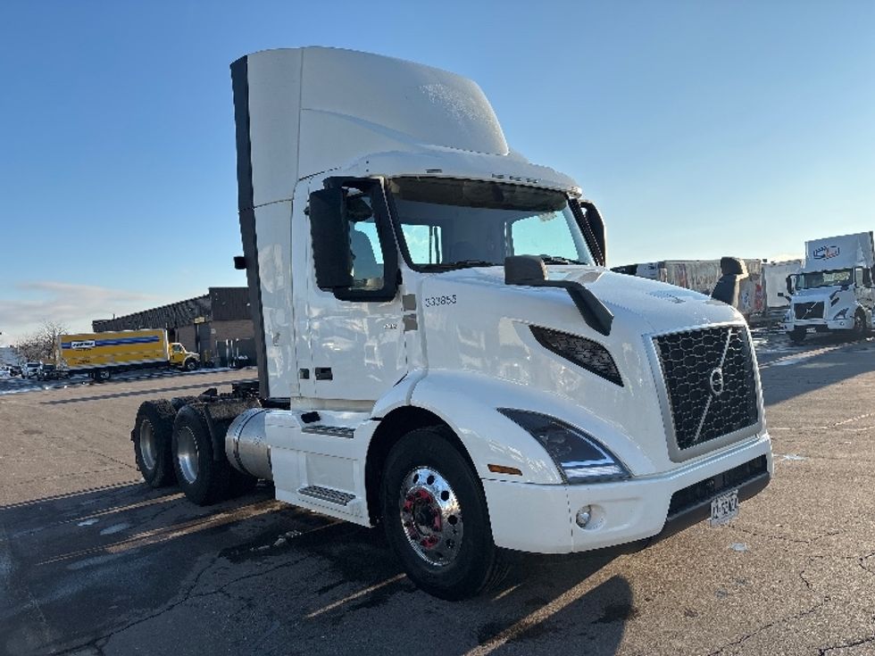 Day Cab Tractor-Heavy Duty Tractors-Volvo-2020-VNR64300-Mississauga-ON-700,406\n\t\tkm-$ 54,750 - Image 1