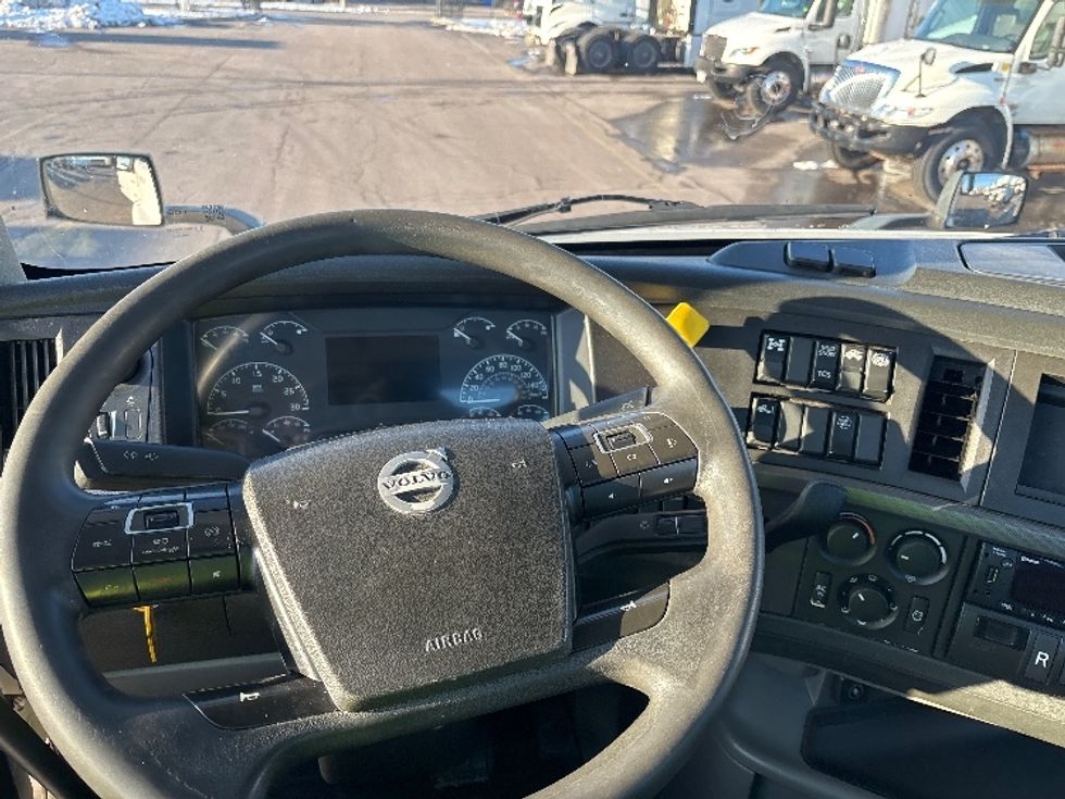 Day Cab Tractor-Heavy Duty Tractors-Volvo-2020-VNR64300-Mississauga-ON-700,406\n\t\tkm-$ 54,750 - Image 10