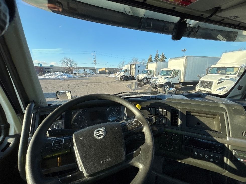 Day Cab Tractor-Heavy Duty Tractors-Volvo-2020-VNR64300-Mississauga-ON-700,406\n\t\tkm-$ 54,750 - Image 11