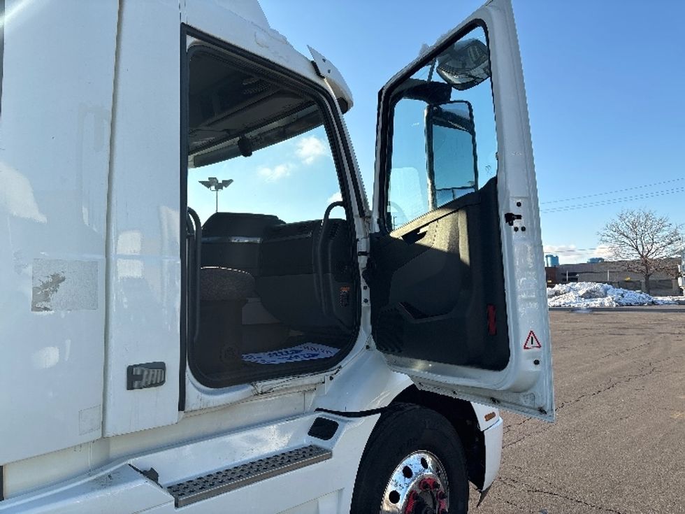 Day Cab Tractor-Heavy Duty Tractors-Volvo-2020-VNR64300-Mississauga-ON-700,406\n\t\tkm-$ 54,750 - Image 12