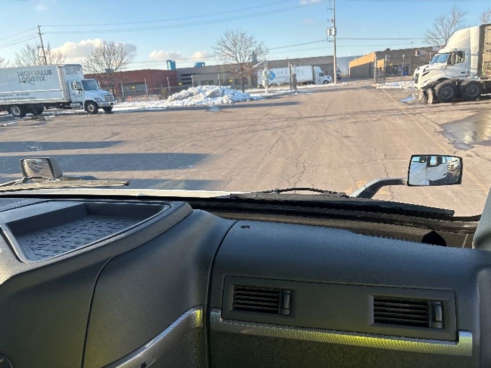 Day Cab Tractor-Heavy Duty Tractors-Volvo-2020-VNR64300-Mississauga-ON-700,406\n\t\tkm-$ 54,750 - Image 13