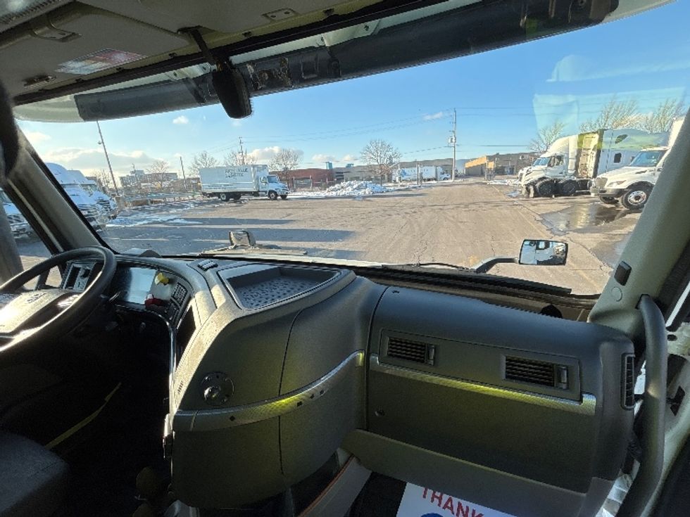 Day Cab Tractor-Heavy Duty Tractors-Volvo-2020-VNR64300-Mississauga-ON-700,406\n\t\tkm-$ 54,750 - Image 14