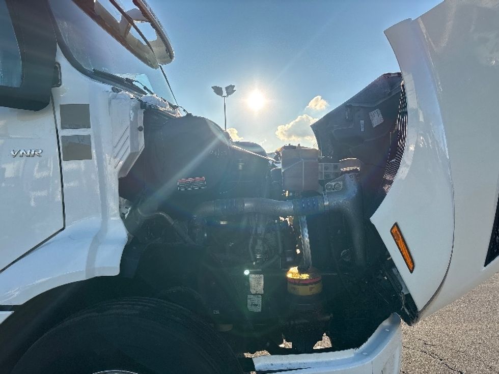 Day Cab Tractor-Heavy Duty Tractors-Volvo-2020-VNR64300-Mississauga-ON-700,406\n\t\tkm-$ 54,750 - Image 15