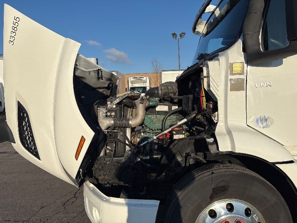 Day Cab Tractor-Heavy Duty Tractors-Volvo-2020-VNR64300-Mississauga-ON-700,406\n\t\tkm-$ 54,750 - Image 16