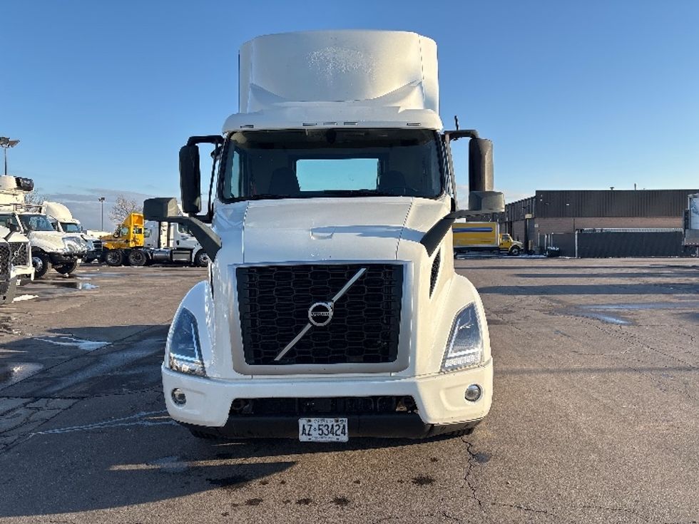 Day Cab Tractor-Heavy Duty Tractors-Volvo-2020-VNR64300-Mississauga-ON-700,406\n\t\tkm-$ 54,750 - Image 2