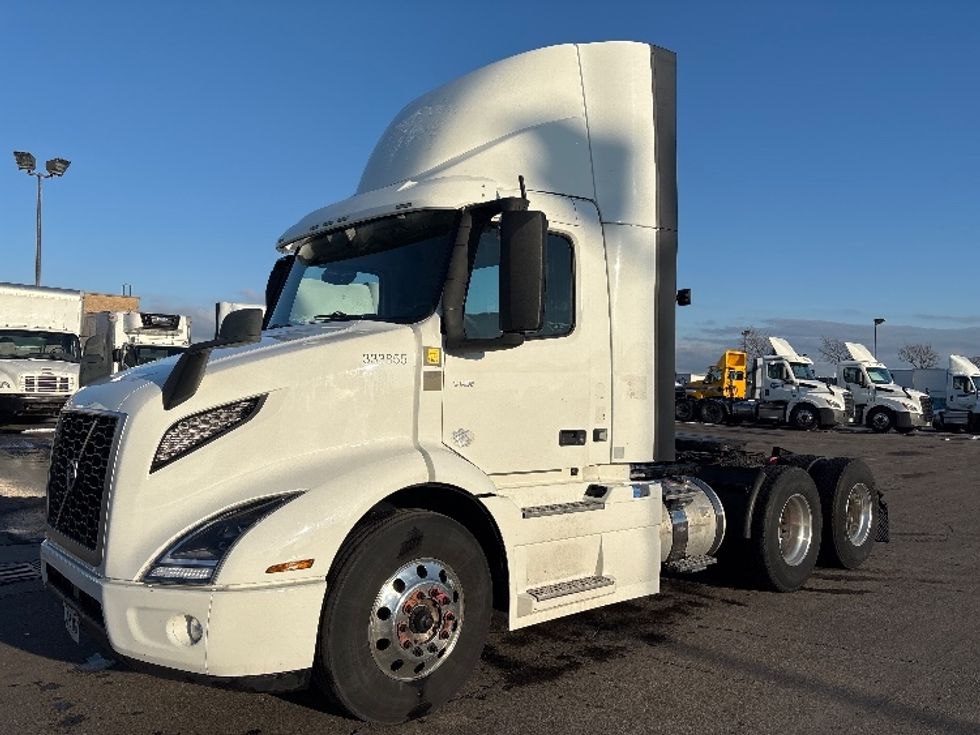 Day Cab Tractor-Heavy Duty Tractors-Volvo-2020-VNR64300-Mississauga-ON-700,406\n\t\tkm-$ 54,750 - Image 3