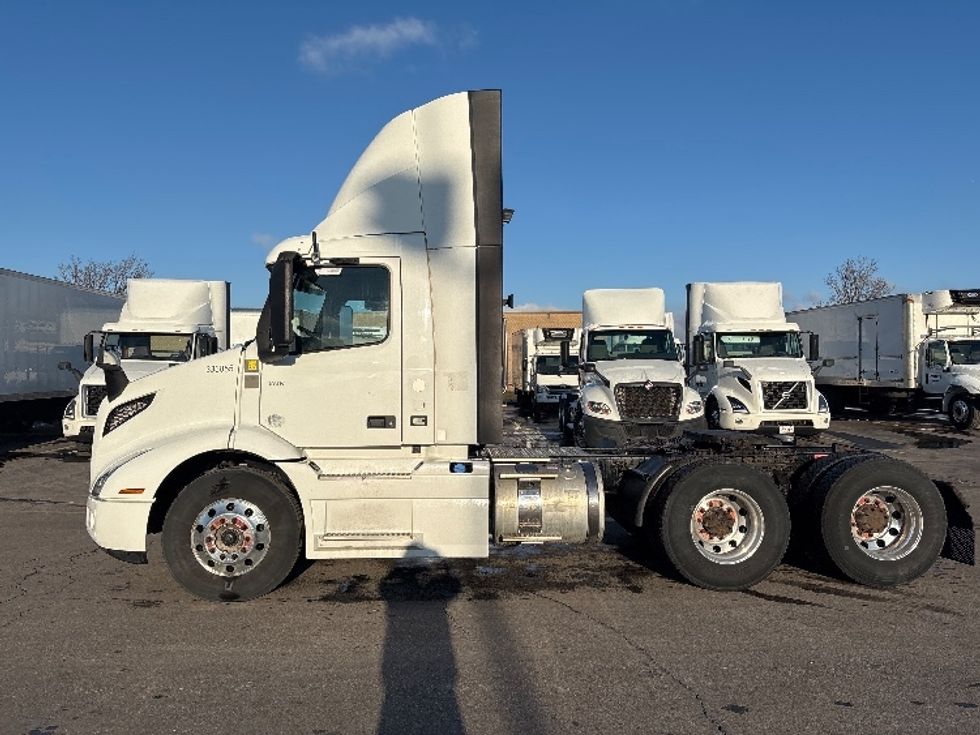 Day Cab Tractor-Heavy Duty Tractors-Volvo-2020-VNR64300-Mississauga-ON-700,406\n\t\tkm-$ 54,750 - Image 4