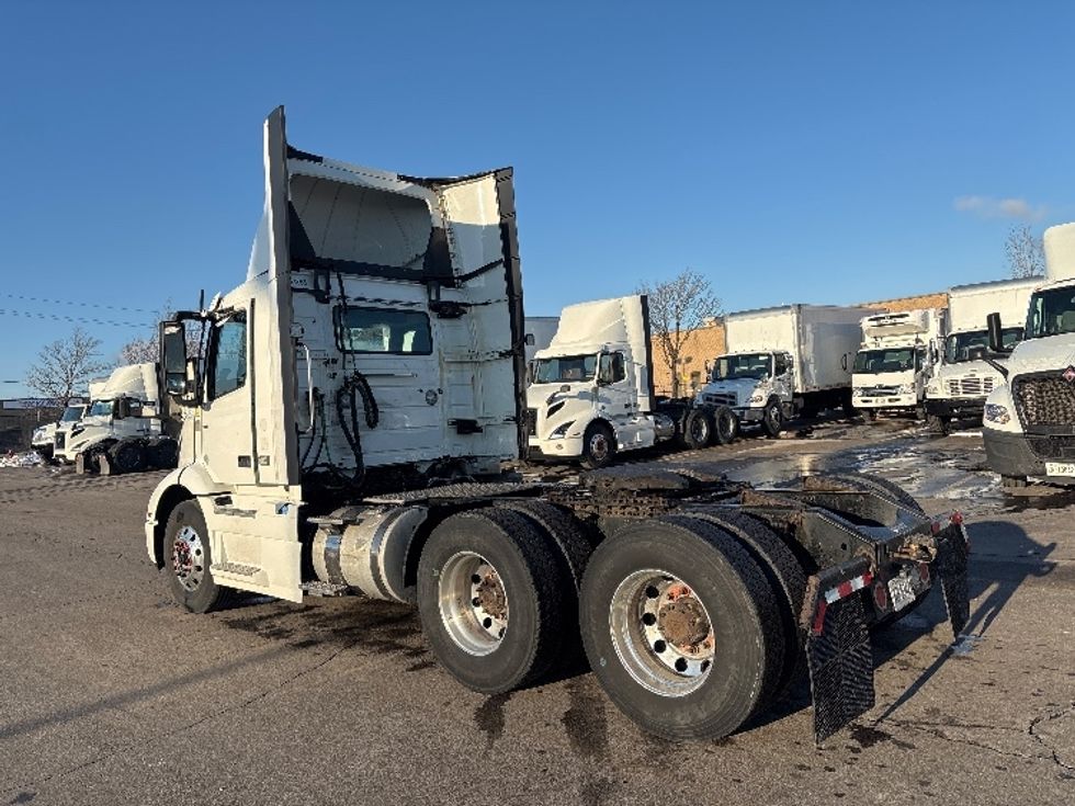 Day Cab Tractor-Heavy Duty Tractors-Volvo-2020-VNR64300-Mississauga-ON-700,406\n\t\tkm-$ 54,750 - Image 5