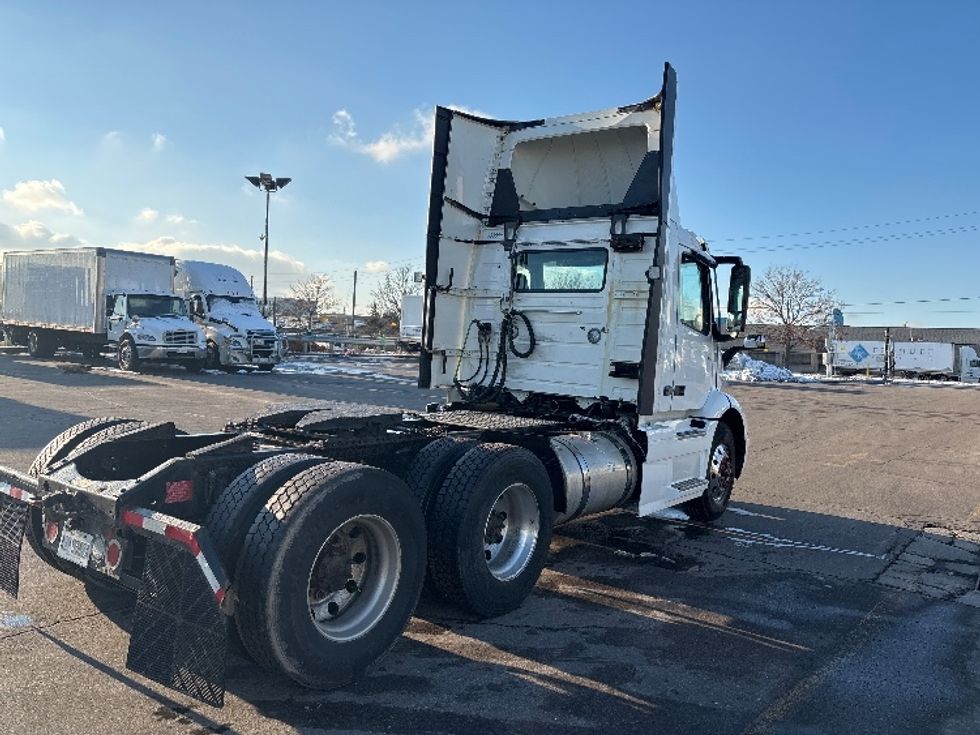 Day Cab Tractor-Heavy Duty Tractors-Volvo-2020-VNR64300-Mississauga-ON-700,406\n\t\tkm-$ 54,750 - Image 7