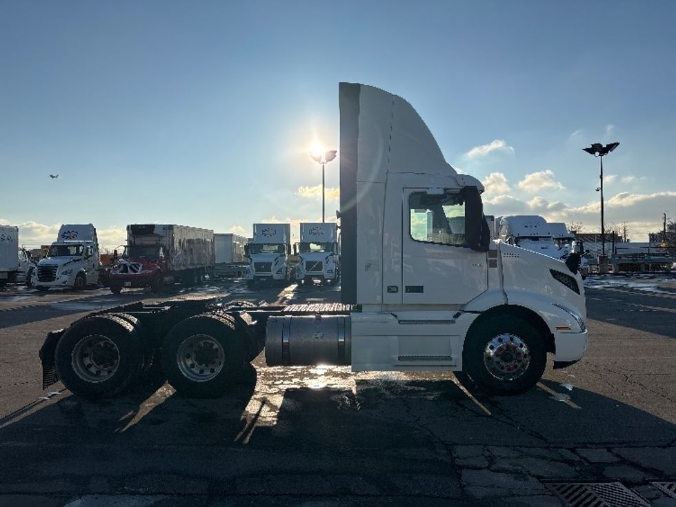 Day Cab Tractor-Heavy Duty Tractors-Volvo-2020-VNR64300-Mississauga-ON-700,406\n\t\tkm-$ 54,750 - Image 8