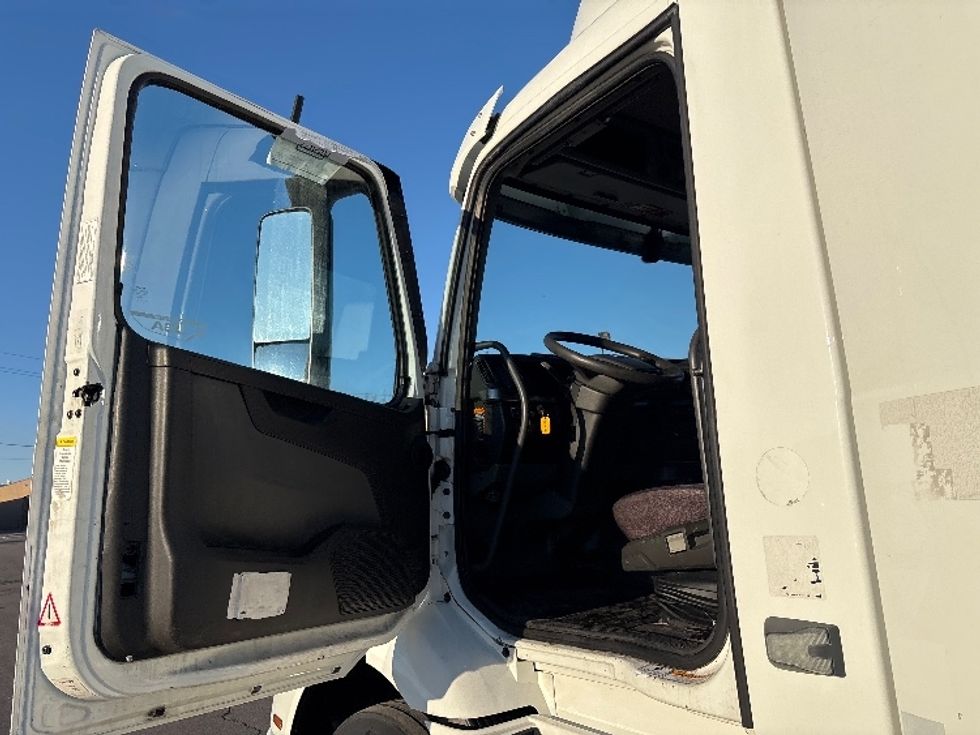 Day Cab Tractor-Heavy Duty Tractors-Volvo-2020-VNR64300-Mississauga-ON-700,406\n\t\tkm-$ 54,750 - Image 9