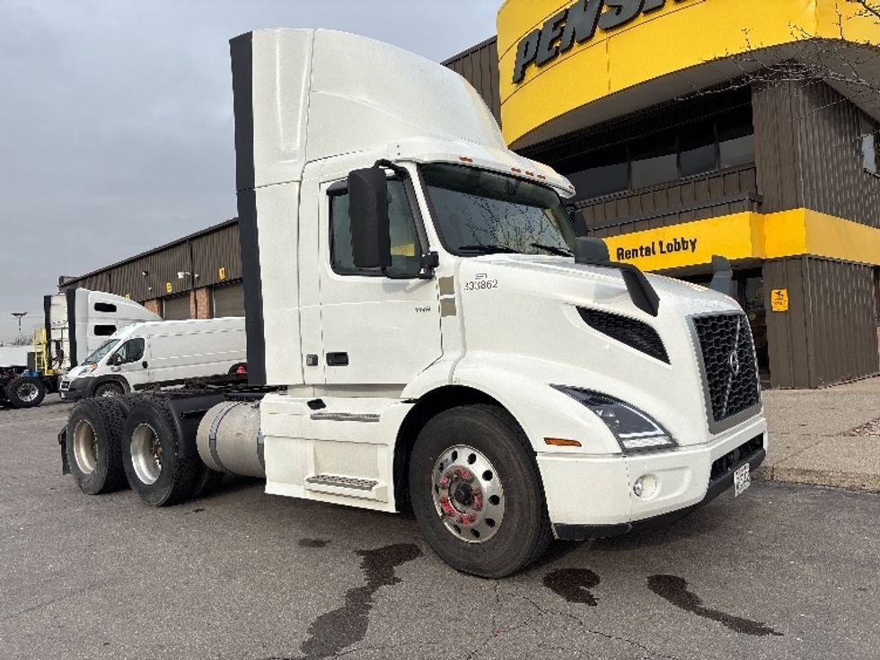 Day Cab Tractor-Heavy Duty Tractors-Volvo-2020-VNR64300-Mississauga-ON-707,044\n\t\tkm-$ 54,250 - Image 1