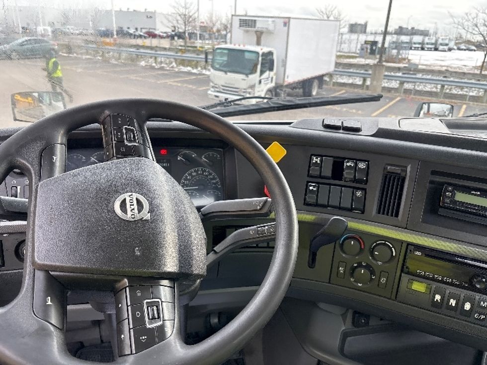 Day Cab Tractor-Heavy Duty Tractors-Volvo-2020-VNR64300-Mississauga-ON-707,044\n\t\tkm-$ 54,250 - Image 10