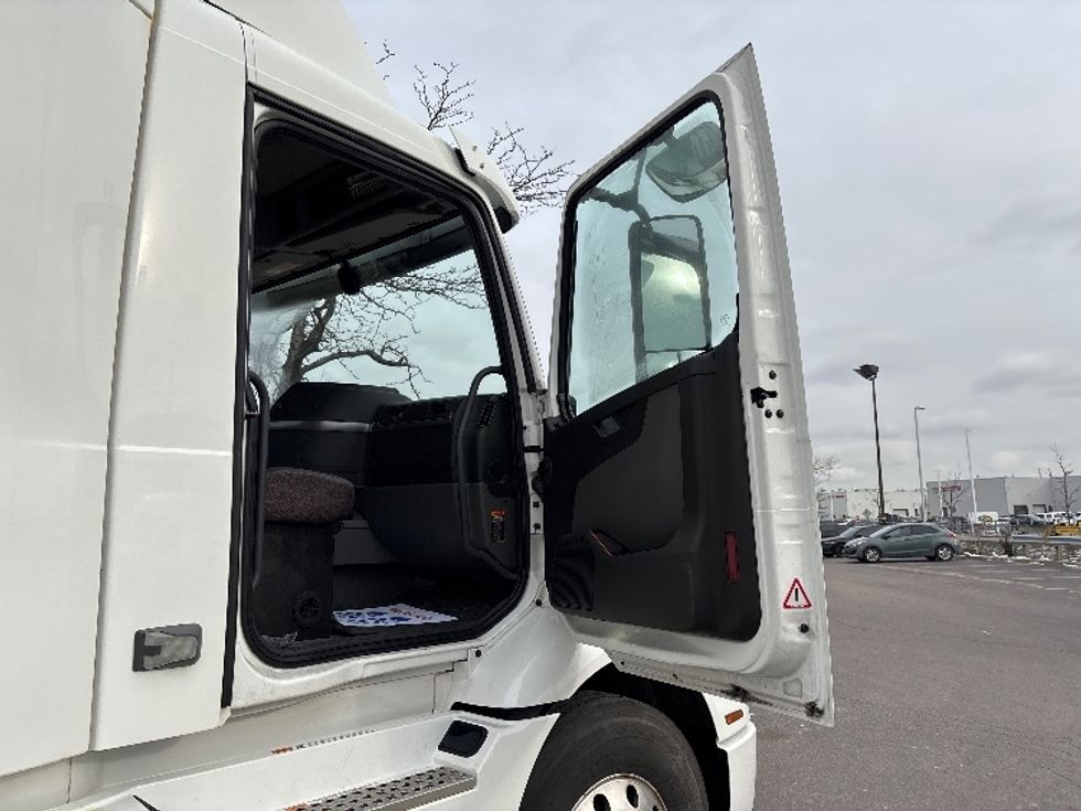 Day Cab Tractor-Heavy Duty Tractors-Volvo-2020-VNR64300-Mississauga-ON-707,044\n\t\tkm-$ 54,250 - Image 12