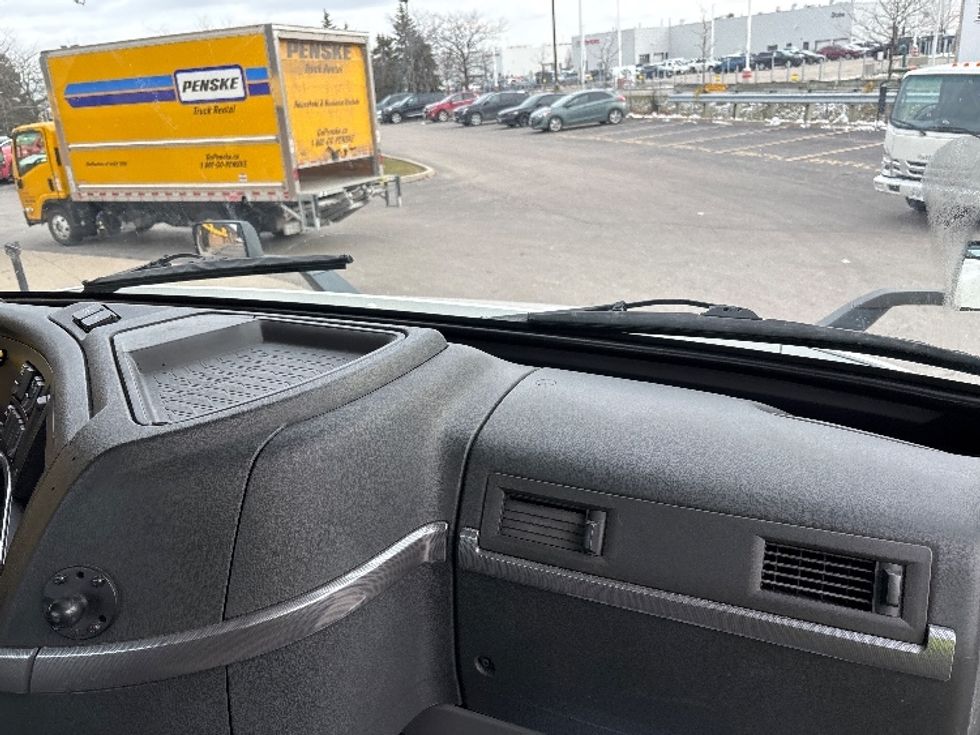 Day Cab Tractor-Heavy Duty Tractors-Volvo-2020-VNR64300-Mississauga-ON-707,044\n\t\tkm-$ 54,250 - Image 13