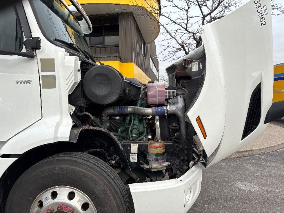 Day Cab Tractor-Heavy Duty Tractors-Volvo-2020-VNR64300-Mississauga-ON-707,044\n\t\tkm-$ 54,250 - Image 15